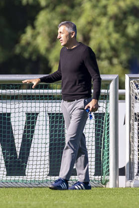 07.10.2026, Fussball, Training des FC Schalke 04. Sportlicher Leiter NLZ Ayhan Tumani (FC Schalke 04). Gelsenkirchen Trainingsgelände FC Schalke 04 NRW Deutschland xRHR-FOTO YYx Copyright: RHR-FOTOx RHR-FOTO YY