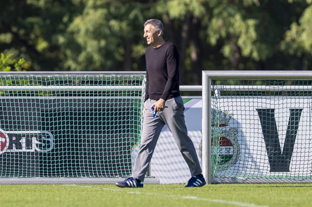 07.10.2026, Fussball, Training des FC Schalke 04. Sportlicher Leiter NLZ Ayhan Tumani (FC Schalke 04). Gelsenkirchen Trainingsgelände FC Schalke 04 NRW Deutschland xRHR-FOTO YYx Copyright: RHR-FOTOx RHR-FOTO YY