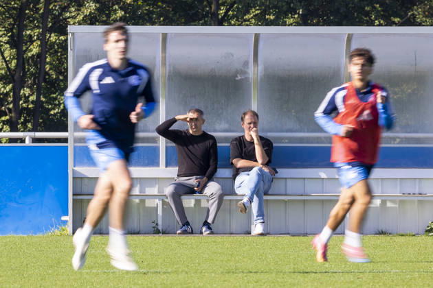 07.10.2026, Fussball, Training des FC Schalke 04. v. l. Sportlicher Leiter NLZ Ayhan Tumani (FC Schalke 04), Administrativer Leiter NLZ Till Beckmann FC Schalke 04). Gelsenkirchen Trainingsgelände FC Schalke 04 NRW Deutschland xRHR-FOTO YYx Copyright: RHR-FOTOx RHR-FOTO YY