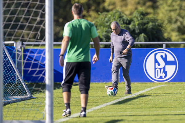 07.10.2026, Fussball, Training des FC Schalke 04. Scout Manfred Manni Dubski (FC Schalke 04). Gelsenkirchen Trainingsgelände FC Schalke 04 NRW Deutschland xRHR-FOTO YYx Copyright: RHR-FOTOx RHR-FOTO YY