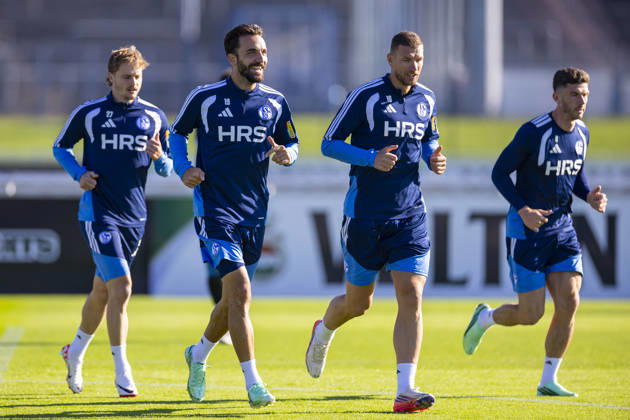 07.10.2026, Fussball, Training des FC Schalke 04. v. l. Finn Porath (FC Schalke 04), Kenan Karaman (FC Schalke 04), Edin Dzeko (FC Schalke 04), Robin Gosens (FC Schalke 04). Gelsenkirchen Trainingsgelände FC Schalke 04 NRW Deutschland xRHR-FOTO YYx Copyright: RHR-FOTOx RHR-FOTO YY