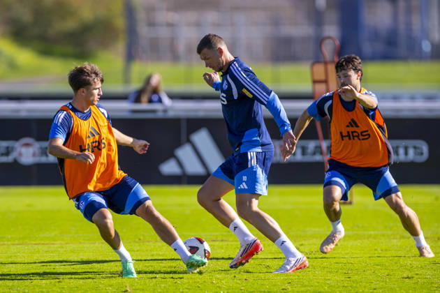 07.10.2026, Fussball, Training des FC Schalke 04. v. l. Vitalie Becker (FC Schalke 04), Edin Dzeko (FC Schalke 04), Adrian Gantenbein (FC Schalke 04). Gelsenkirchen Trainingsgelände FC Schalke 04 NRW Deutschland xRHR-FOTO YYx Copyright: RHR-FOTOx RHR-FOTO YY