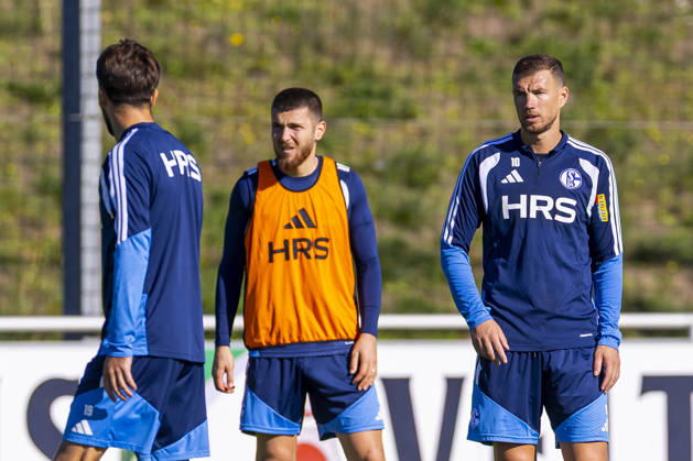07.10.2026, Fussball, Training des FC Schalke 04. v. l. Hasan Kurucay (FC Schalke 04), Edin Dzeko (FC Schalke 04). Gelsenkirchen Trainingsgelände FC Schalke 04 NRW Deutschland xRHR-FOTO YYx Copyright: RHR-FOTOx RHR-FOTO YY
