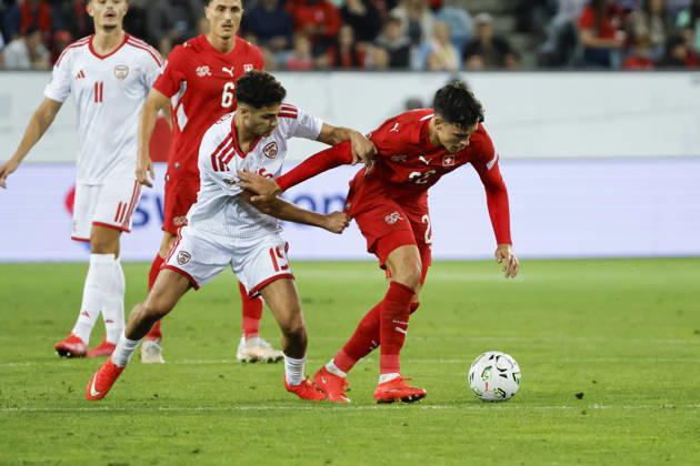 Agon Elezi (Nordmazedonien, 15) und Fabian Rieder (Schweiz, 22) im Zweikampf , Schweiz, UEFA , Nations League, Matchday 4, Schweiz vs. Nordmazedonien, 06.10.2026, Luzern Swissporarena Schweiz Copyright: xGrantxHubbsx