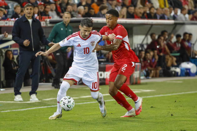 Enis Bardhi (Nordmazedonien, 10) und Sascha Britschgi (Schweiz, 2) im Zweikampf , Schweiz, UEFA , Nations League, Matchday 4, Schweiz vs. Nordmazedonien, 06.10.2026, Luzern Swissporarena Schweiz Copyright: xGrantxHubbsx