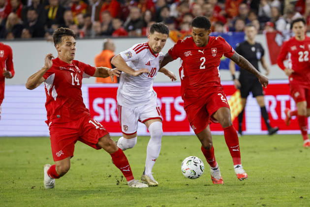 Ardon Jashari (Schweiz, 14), Enis Bardhi (Nordmazedonien, 10) und Sascha Britschgi (Schweiz, 2) im Kampf um den Ball , Schweiz, UEFA , Nations League, Matchday 4, Schweiz vs. Nordmazedonien, 06.10.2026, Luzern Swissporarena Schweiz Copyright: xGrantxHubbsx