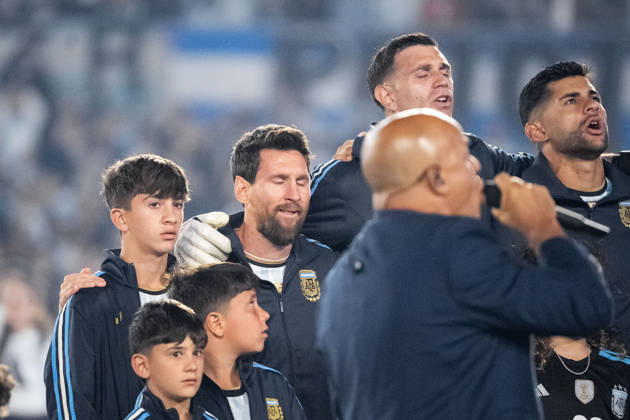 BUENOS AIRES, ARGENTINA - OCTOBER 6: Lionel Messi and Emiliano Martinez of Argentina line up for the national anthem before the International Friendly, Länderspiel, Nationalmannschaft between Argentina and Benin at the Estadio Monumental Antonio V. Liberti on October 6, 2026, in Buenos Aires, Argentina. This is Lionel Messi s last match for the Argentine national team, Nationalteam after announcing his international retirement. Richard Callis Fotoarena (Richard Callis SPP) Copyright: xRichardxCallisx xSPPx spp-en-RiCa-3026222