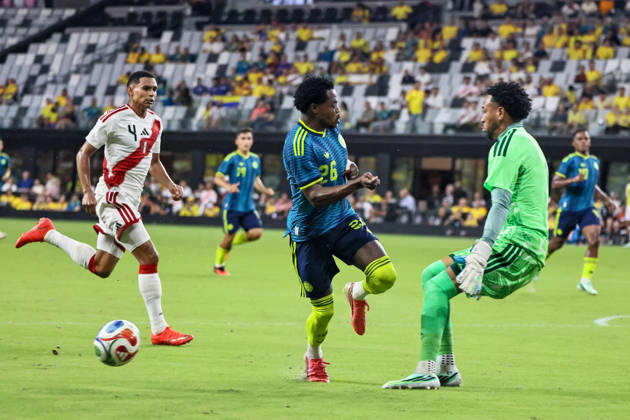 MIAMI, FL - OCTOBER 06: Carlos Andres Gomez 26 of Colombia and Pedro Gallese 1 of Peru battle for a ball during an International Friendly, Länderspiel, Nationalmannschaft soccer match between Colombia and Peru at NU Stadium on October 06, 2026 in Miami, Florida.(Photo by Chris Arjoon Icon Sportswire) SOCCER: OCT 06 Colombia vs Peru EDITORIAL USE ONLY Icon2610060000052