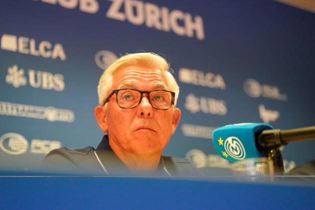 Schweiz, Zürich: Fussball - Grasshopper Club Zürich Vorstellung von Cheftrainer Olaf Janßen Pressekonferenz (Zürich) - Mimik, Gesichtsausdruck, Emotion, Pressekonferenz, Medien Copyright: xJOERANxSTEINSIEKx
