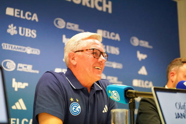 Schweiz, Zürich: Fussball - Grasshopper Club Zürich Vorstellung von Cheftrainer Olaf Janßen Pressekonferenz (Zürich) - Mimik, Gesichtsausdruck, Emotion, Pressekonferenz, Medien Copyright: xJOERANxSTEINSIEKx