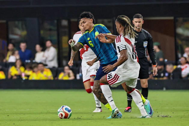 MIAMI, FL - OCTOBER 06: Richard Rios 6 of Colombia and Andre Cariillo 18 of Peru battle for a ball during an International Friendly, Länderspiel, Nationalmannschaft soccer match between Colombia and Peru at NU Stadium on October 06, 2026 in Miami, Florida.(Photo by Chris Arjoon Icon Sportswire) SOCCER: OCT 06 Colombia vs Peru EDITORIAL USE ONLY Icon2610060000084