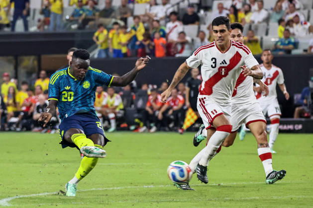 MIAMI, FL - OCTOBER 06: Kevin Viveros 20 of Colombia shoots on goal as Daniel Barco 3 of Peru looks on during an International Friendly, Länderspiel, Nationalmannschaft soccer match between Colombia and Peru at NU Stadium on October 06, 2026 in Miami, Florida.(Photo by Chris Arjoon Icon Sportswire) SOCCER: OCT 06 Colombia vs Peru EDITORIAL USE ONLY Icon2610060000089