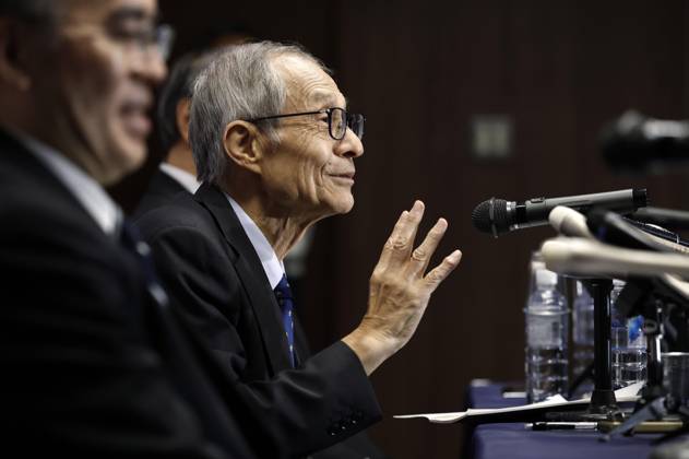 Nobel chemistry prize co-winner Soai Kenso Soai (R), a professor emeritus at the Tokyo University of Science, attends a press conference, PK, Pressekonferenz at the university in Tokyo on Oct. 7, 2026, after receiving the 2026 Nobel Prize in Chemistry. Soai and French researcher Henri Kagan shared the prize for the discovery of non-linear effects and autocatalysis in asymmetric organic synthesis, the Royal Swedish Academy of Sciences said earlier in the day. A14AA0005630370P