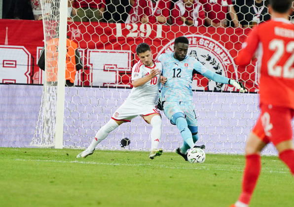 06.10.26 Luzern Schweiz. Thermoplan Arena Fussball Herren Saison 2026-2027 Nations League Schweiz - Nordmazedonien 3-0 .Bild, Torhueter Yvon Mvogo SUI gegen Enis Bardhi NM Li.Aktion Zweikampf