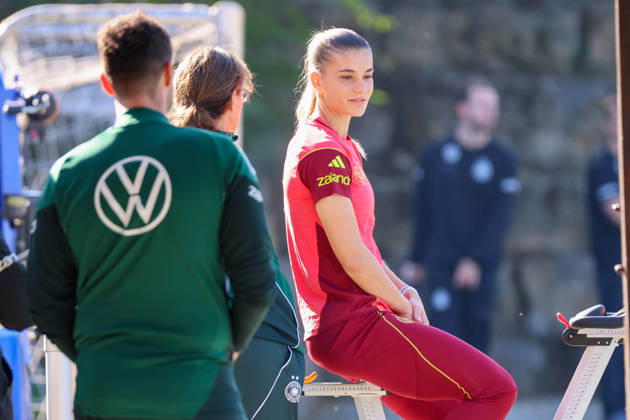 Eppelheim, Deutschland: 07.10.2026 - Deutsche Fußballnationalmannschaft der Frauen - Training - Testspiel Deutschland vs. Australien Im Bild: Selina Cerci (Deutschland) in Regeneration auf dem Fahrrad abseits des Trainings Copyright: HMBxMedia MadeleinexFantini