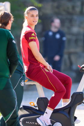 Eppelheim, Deutschland: 07.10.2026 - Deutsche Fußballnationalmannschaft der Frauen - Training - Testspiel Deutschland vs. Australien Im Bild: Selina Cerci (Deutschland) in Regeneration auf dem Fahrrad abseits des Trainings Copyright: HMBxMedia MadeleinexFantini