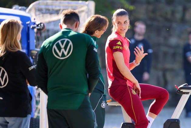 Eppelheim, Deutschland: 07.10.2026 - Deutsche Fußballnationalmannschaft der Frauen - Training - Testspiel Deutschland vs. Australien Im Bild: Selina Cerci (Deutschland) in Regeneration auf dem Fahrrad abseits des Trainings Copyright: HMBxMedia MadeleinexFantini