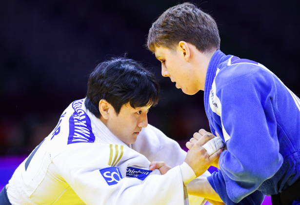 AZERBAIJAN, BAKU - OCTOBER 7, 2026: Lee Joon-hwan (L) of South Korea and Mihajlo Simin of Serbia compete in their -81 kg bout as part of the 2026 World Judo Championships at the National Gymnastics Arena. Mikhail Sinitsyn TASS  98915985