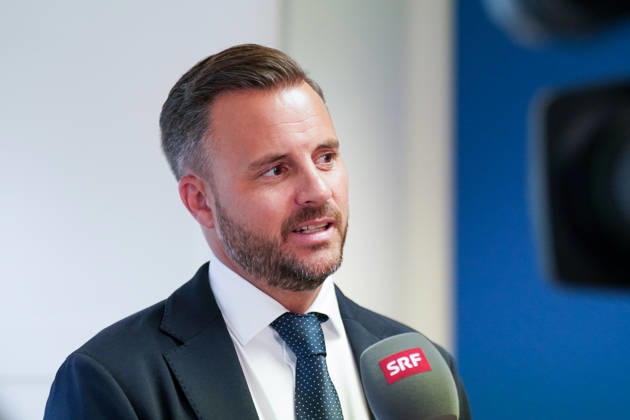 Ludovic Delà chat, Verwaltungsratspräsident der Grasshopper Fussball AG (GFAG), im Interview mit dem Schweizer Radio und Fernsehen (SRF) bei der Medienkonferenz des Grasshopper Club Zürich. Ludovic Delechat, Ludovic Delà chat, GC Zürich, GCZ, Grasshoppers, Verwaltungsratspräsident, Präsident, SRF, Interview, Fernsehen, TV, Medien, Pressekonferenz, Fussball, Super League, Zürich. Copyright: xJOERANxSTEINSIEKx