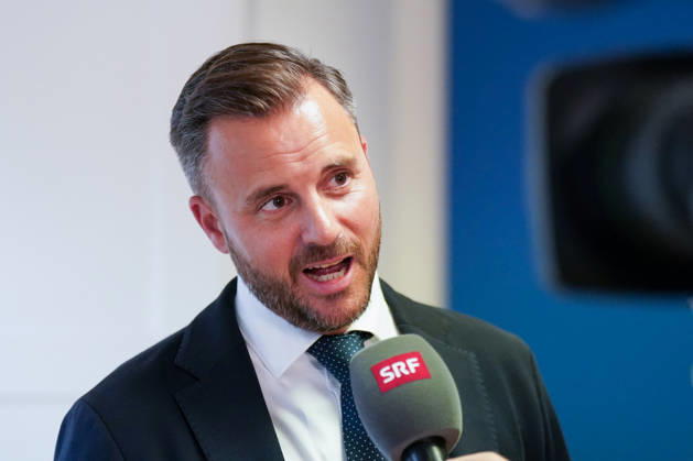 Ludovic Delà chat, Verwaltungsratspräsident der Grasshopper Fussball AG (GFAG), im Interview mit dem Schweizer Radio und Fernsehen (SRF) bei der Medienkonferenz des Grasshopper Club Zürich. Ludovic Delechat, Ludovic Delà chat, GC Zürich, GCZ, Grasshoppers, Verwaltungsratspräsident, Präsident, SRF, Interview, Fernsehen, TV, Medien, Pressekonferenz, Fussball, Super League, Zürich. Copyright: xJOERANxSTEINSIEKx