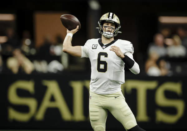 NEW ORLEANS, LA - OCTOBER 05: Tyler Shough 6 of the New Orleans Saints throws a pass against the Atlanta Falcons during the first half of a game at Caesars Superdome on October 5, 2026, in New Orleans, Louisiana. (Photo by Derick Hingle Icon Sportswire) NFL, American Football Herren, USA OCT 05 Falcons at Saints EDITORIAL USE ONLY Icon12626105026