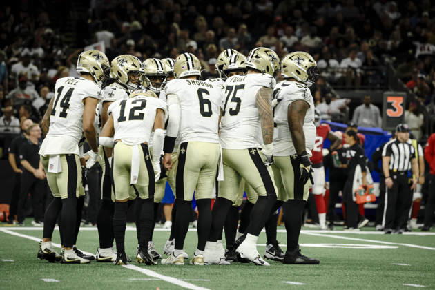 NEW ORLEANS, LA - OCTOBER 05: Tyler Shough 6 of the New Orleans Saints huddles with teammates during the second half of a game against the Atlanta Falcons at Caesars Superdome on October 5, 2026, in New Orleans, Louisiana. (Photo by Derick Hingle Icon Sportswire) NFL, American Football Herren, USA OCT 05 Falcons at Saints EDITORIAL USE ONLY Icon12626105028