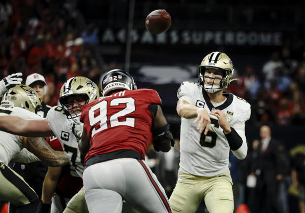 NEW ORLEANS, LA - OCTOBER 05: Tyler Shough 6 of the New Orleans Saints throws a pass against the Atlanta Falcons during the second half of a game at Caesars Superdome on October 5, 2026, in New Orleans, Louisiana. (Photo by Derick Hingle Icon Sportswire) NFL, American Football Herren, USA OCT 05 Falcons at Saints EDITORIAL USE ONLY Icon12626105038