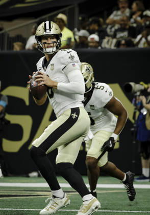NEW ORLEANS, LA - OCTOBER 05: Tyler Shough 6 of the New Orleans Saints warms up before a game against the Atlanta Falcons at Caesars Superdome on October 5, 2026, in New Orleans, Louisiana. (Photo by Derick Hingle Icon Sportswire) NFL, American Football Herren, USA OCT 05 Falcons at Saints EDITORIAL USE ONLY Icon12626105052