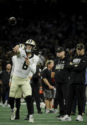 NEW ORLEANS, LA - OCTOBER 05: Tyler Shough 6 of the New Orleans Saints warms up before a game against the Atlanta Falcons at Caesars Superdome on October 5, 2026, in New Orleans, Louisiana. (Photo by Derick Hingle Icon Sportswire) NFL, American Football Herren, USA OCT 05 Falcons at Saints EDITORIAL USE ONLY Icon12626105066
