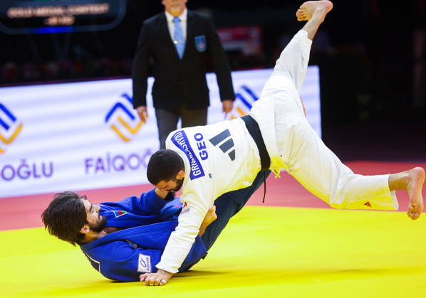 AZERBAIJAN, BAKU - OCTOBER 7, 2026: Zelim Tckaev (top) of Azerbaijan and Tato Grigalashvili of Georgia compete in their -81 kg bout as part of the 2026 World Judo Championships at the National Gymnastics Arena. Mikhail Sinitsyn TASS 98916902