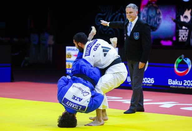 AZERBAIJAN, BAKU - OCTOBER 7, 2026: Zelim Tckaev (L) of Azerbaijan and Tato Grigalashvili of Georgia compete in their -81 kg bout as part of the 2026 World Judo Championships at the National Gymnastics Arena. Mikhail Sinitsyn TASS 98917475