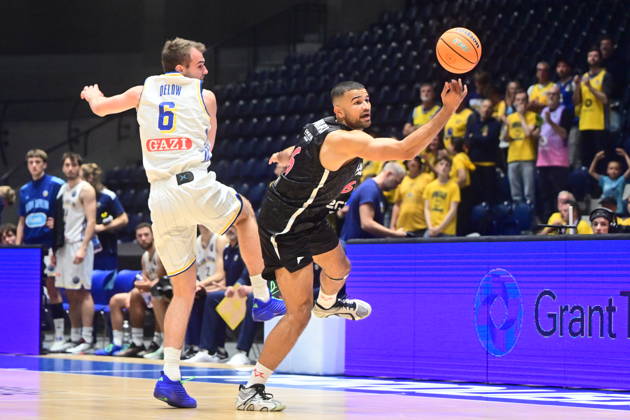 Men s basketball Champions League, group G, 1st round, match Slavia Praha NBK and Alba Berlin in Pardubice, Czech Republic, October 7, 2026. From left Malte Delow of Alba, Nana Owusu-Anane of Slavia. (CTKxPhoto JosefxVostarek) CTKPhotoP2026100707308 CTKPhotoP2026100707308