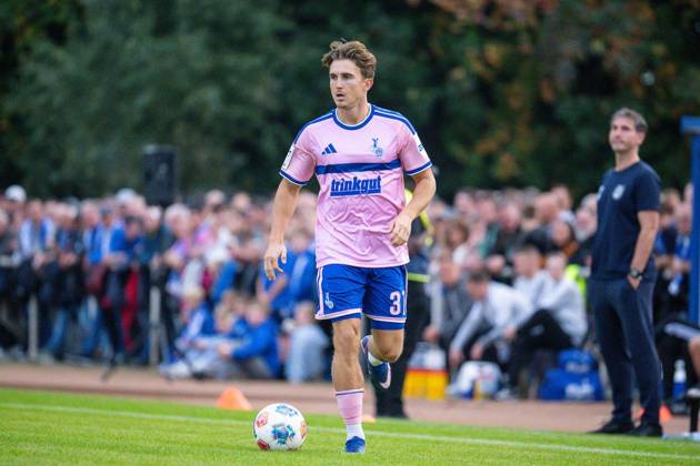 Niederrheinpokal SV Blau-Weiß Dingden - MSV Duisburg ** NUR FÜR REDAKTIONELLE ZWECKE ** EDITORIAL USE ONLY **<p>Fußball Niederrheinpokal SV Blau-Weiß Dingden - MSV Duisburg am 07.10.26 am Sportplatz am Höingsweg in Hamminkeln Patrick Sussek ( Duisburg ) Duisburg Copyright: JakobxKlos