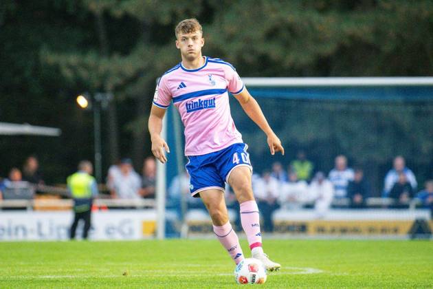 Niederrheinpokal SV Blau-Weiß Dingden - MSV Duisburg ** NUR FÜR REDAKTIONELLE ZWECKE ** EDITORIAL USE ONLY **<p>Fußball Niederrheinpokal SV Blau-Weiß Dingden - MSV Duisburg am 07.10.26 am Sportplatz am Höingsweg in Hamminkeln Ben Schlicke ( Duisburg ) Duisburg Copyright: JakobxKlos