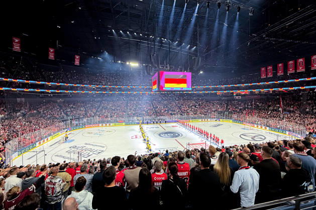 07.10.2026, Eishockey, CHL, Kölner Haie - Blue Fox Herning, Champions Hockey League 2026 27, 5. Spieltag, Saison 2026 27, Lanxess-Arena Köln: Innenansicht Übersicht, Übersichtsbild Innen Spielstätte, Die Mannschaften Zusammen bei der Nationalhymne Nordrhein-Westfalen Deutschland