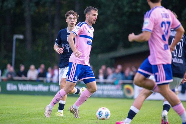 Niederrheinpokal SV Blau-Weiß Dingden - MSV Duisburg ** NUR FÜR REDAKTIONELLE ZWECKE ** EDITORIAL USE ONLY **<p>Fußball Niederrheinpokal SV Blau-Weiß Dingden - MSV Duisburg am 07.10.26 am Sportplatz am Höingsweg in Hamminkeln Max Besuschkow( Duisburg ) Duisburg Copyright: JakobxKlos