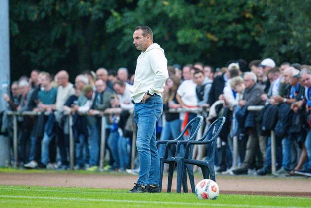 Niederrheinpokal SV Blau-Weiß Dingden - MSV Duisburg ** NUR FÜR REDAKTIONELLE ZWECKE ** EDITORIAL USE ONLY **<p>Fußball Niederrheinpokal SV Blau-Weiß Dingden - MSV Duisburg am 07.10.26 am Sportplatz am Höingsweg in Hamminkeln Dietmar Hirsch ( Trainer Cheftrainer Duisburg ) Duisburg Copyright: JakobxKlos
