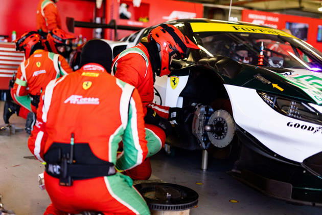 AUTO - ELMS - 4 HOURS OF PORTIMAO 2026 55 CAMERON Duncan (gbr), PEREL David (rsa), GRIFFIN Matthew (irl), Spirit of Race, Ferrari 296 LMGT3 Evo, LMGT3, mecaniciens, mechanics pitlane, during the 4 Hours of Portimao 2026, 6th round of the 2026 European Le Mans Series on the Autodromo Internacional do Algarve from October 8 to 10, 2026 in Portimao, Portugal -  Copyright: xJoaoxFilipex