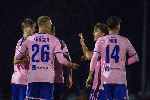 Niederrheinpokal SV Blau-Weiß Dingden - MSV Duisburg ** NUR FÜR REDAKTIONELLE ZWECKE ** EDITORIAL USE ONLY **<p>Fußball Niederrheinpokal SV Blau-Weiß Dingden - MSV Duisburg am 07.10.26 am Sportplatz am Höingsweg in Hamminkeln Torjubel zum 1:1 durch Florian Krüger ( Duisburg ) Duisburg Copyright: JakobxKlos