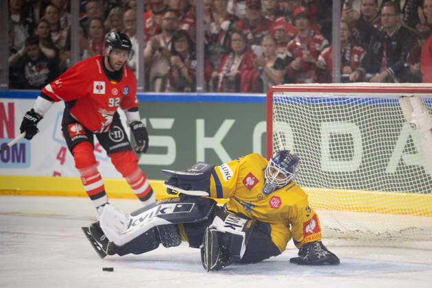 CHL; Kölner Haie - Herning Blue Fox ; Köln, 07.10.2026 Marcel Noebels (Kölner Haie, Sturm, 92); Janis Fecers (Herning Blue Fox, Torwart, 35); CHL; Kölner Haie - Herning Blue Fox am 07.10.2026 in der LanxessArena in Köln (Deutschland). Copyright: xBEAUTIFULxSPORTS AndreasxDickx