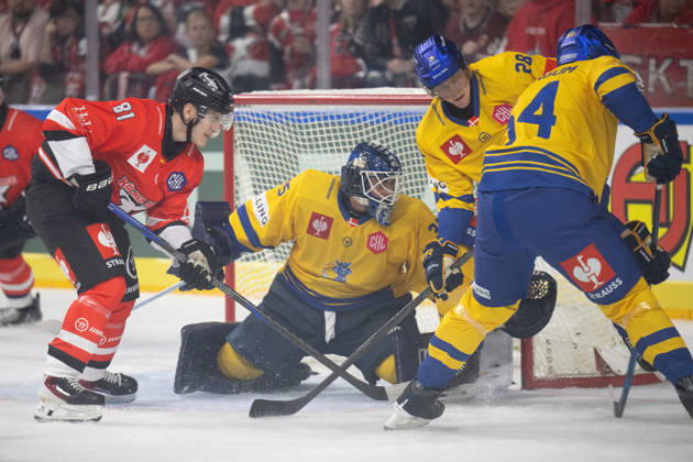 CHL; Kölner Haie - Herning Blue Fox ; Köln, 07.10.2026 Mateu Späth (Kölner Haie, Sturm, 81); Janis Fecers (Herning Blue Fox, Torwart, 35); Emil Kristensen (Herning Blue Fox, Verteidigung, 28); CHL; Kölner Haie - Herning Blue Fox am 07.10.2026 in der LanxessArena in Köln (Deutschland). Copyright: xBEAUTIFULxSPORTS AndreasxDickx