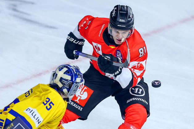 07.10.2026, Eishockey, CHL, Kölner Haie - Blue Fox Herning, Champions Hockey League 2026 27, 5. Spieltag, Saison 2026 27, Lanxess-Arena Köln: Mateu Späth (Koelner Haie 81) beim Schuss auf das Tor von Goaly Janis Fecers (Blue Fox Herning 35) Nordrhein-Westfalen Deutschland