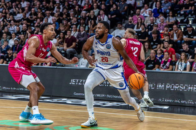 Xeyrius Williams (FC Porto, 20) vs Joel Aminu (Telekom Baskets Bonn, 21) Telekom Baskets Bonn vs. FC Porto, Basketball, Basketball Champions League, 01. Spieltag, 2026 2027, 07.10.2026 Telekom Baskets Bonn vs. FC Porto, Basketball, Basketball Champions League, 01. Spieltag, 2026 2027, 07.10.2026 Bonn Copyright: xEibner-Pressefoto GerhardxWingenderx EP_GWR