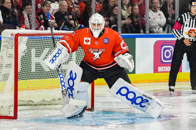 Eishockey CHL 5. Spieltag Kölner Haie - Herning Blue Fox am 07.10.2026 in der Lanxess Arena in Köln Nico Wiens ( Köln ), der 3. Torhüter kam heute zu seinem Debut