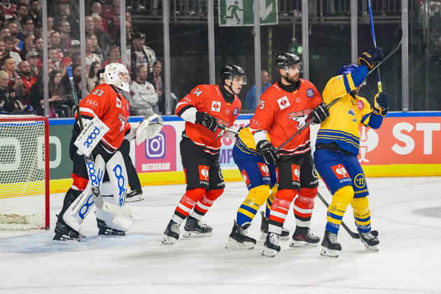 Eishockey CHL 5. Spieltag Kölner Haie - Herning Blue Fox am 07.10.2026 in der Lanxess Arena in Köln Viel Verkehr vor Nico Wiens ( Köln ), links