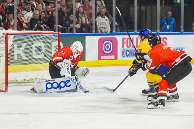 Eishockey CHL 5. Spieltag Kölner Haie - Herning Blue Fox am 07.10.2026 in der Lanxess Arena in Köln Nico Wiens ( Köln ), - hält einen Torschuss