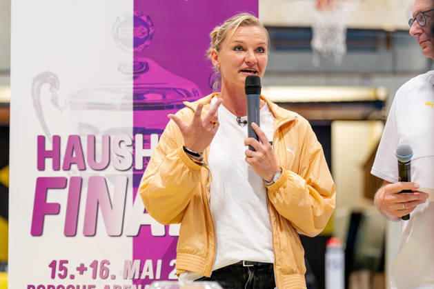 Dortmund, 07.10.2026, Handball, Damen, Alsco Handball Bundesliga Frauen, 5. Spieltag , BVB Borussia Dortmund - Buxtehuder SV Alexandra Popp im Gespräch vor der Auslosung des Viertelfinales des DHB Pokal der Frauen Dortmund Sporthalle Wellinghofen NRW Germany