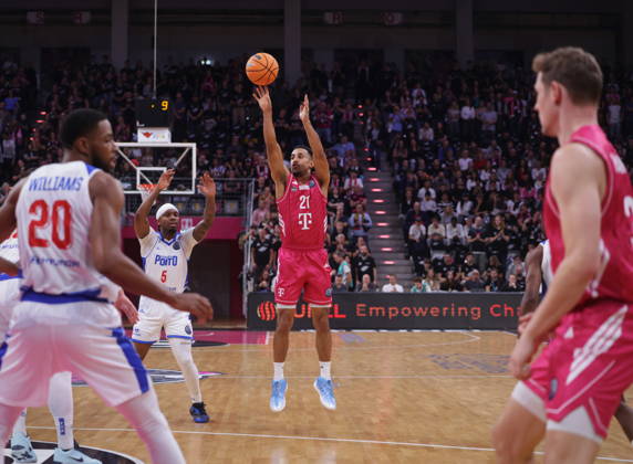 Joel Aminu Telekom Baskets Bonn vs. FC Porto - Basketball Champions League BCL Foto: Jörn Wolter