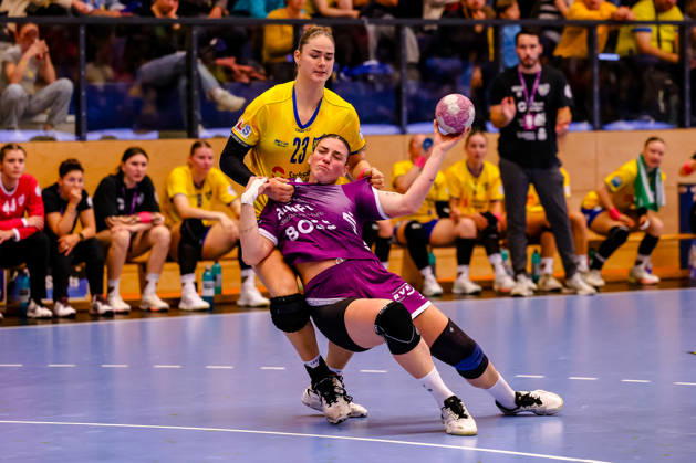 Gabriela Bitolo (TusSies Metzingen, 22) am Ball, Zweikampf, Duell, Kampf, gehalten von Marlene Tucholke (HC Leipzig, 23), GER, HC Leipzig vs. TusSies Metzingen, Handball, ALSCO Handball Bundesliga Frauen, 5. Spieltag, Spielzeit 2026 2027, 07.10.2026 GER, HC Leipzig vs. TusSies Metzingen, Handball, ALSCO Handball Bundesliga Frauen, 5. Spieltag, Spielzeit 2026 2027, 07.10.2026 Markranstaedt Copyright: xEibner-Pressefoto LauraxRoemerx EP_LRR