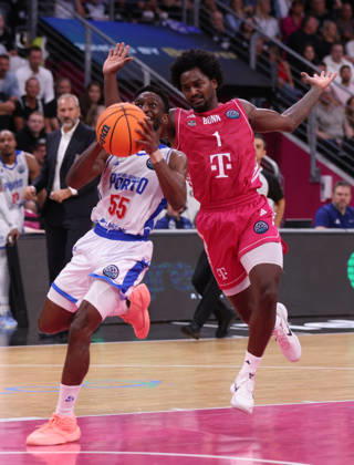 Childe Dundao (Porto) am Ball gegen John-Michael Wright (Bonn), BCL, Telekom Baskets Bonn vs FC Porto, Bonn, 07.10.2026.